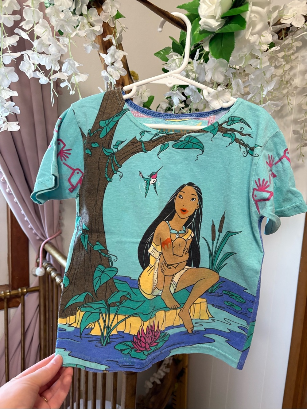 Vintage 1990’s Pocahontas Disney Graphic Tee with Multicolor Illustration 🪶